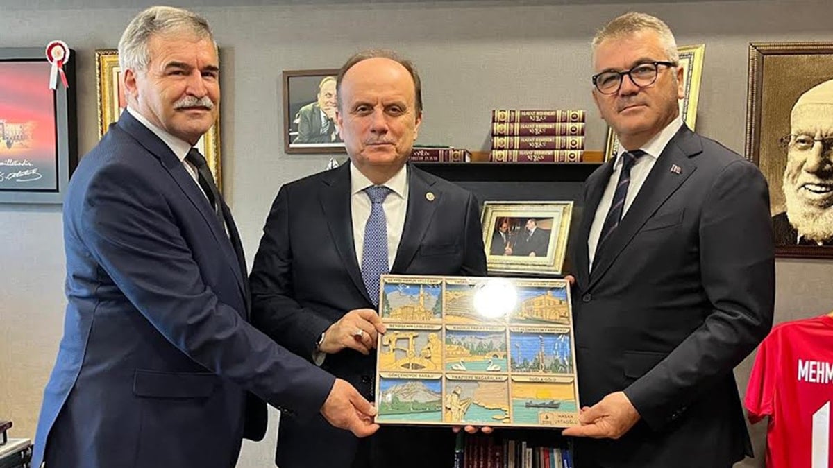 Parti değiştirdi, tehdidi unuttu, hediye götürdü