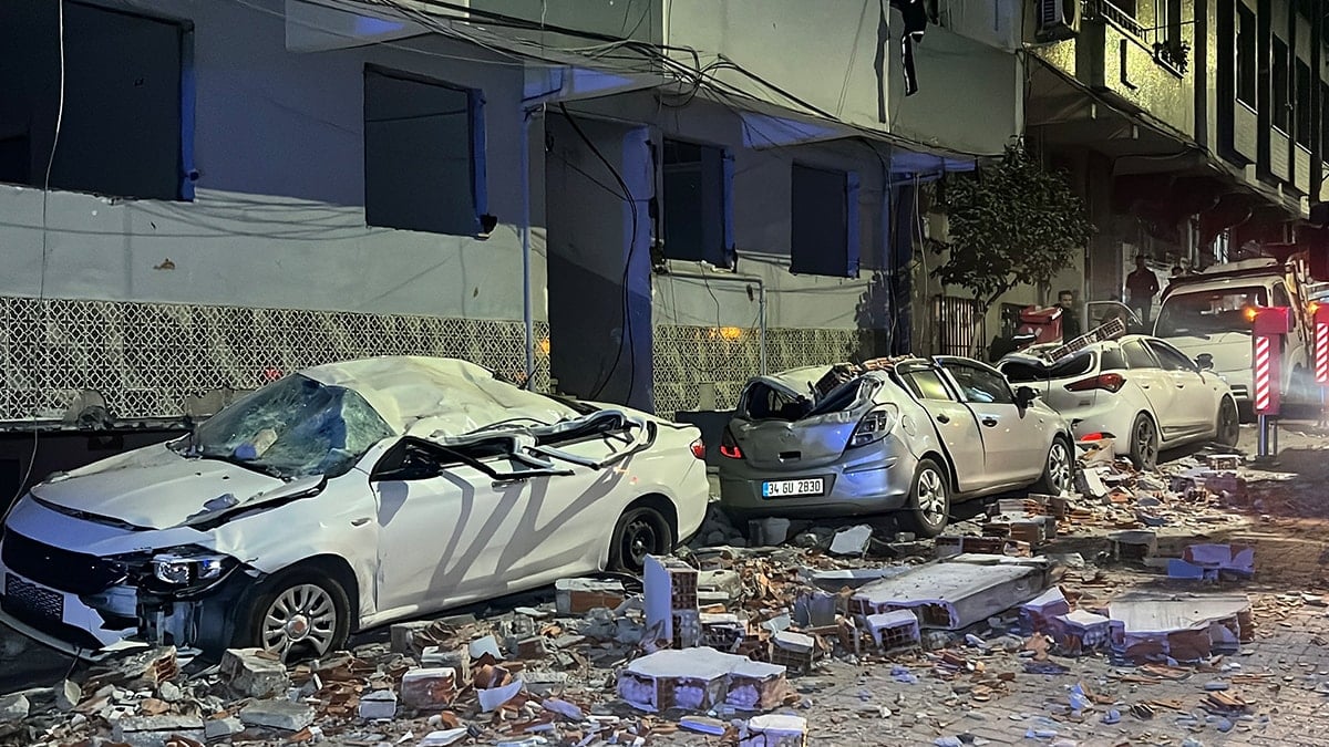 İstanbul'da sokak savaş alanına döndü: Araçlar kullanılmaz hale geldi
