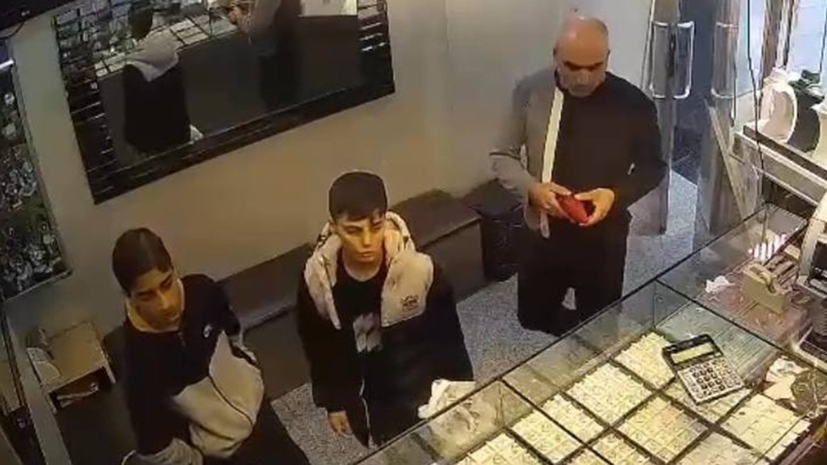 Çocuklar buldukları milyon liralık altını sahibine teslim etti