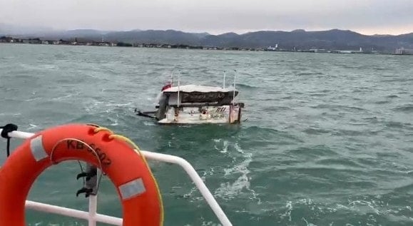 Halatı çözülen tekne açık denizde sürüklendi