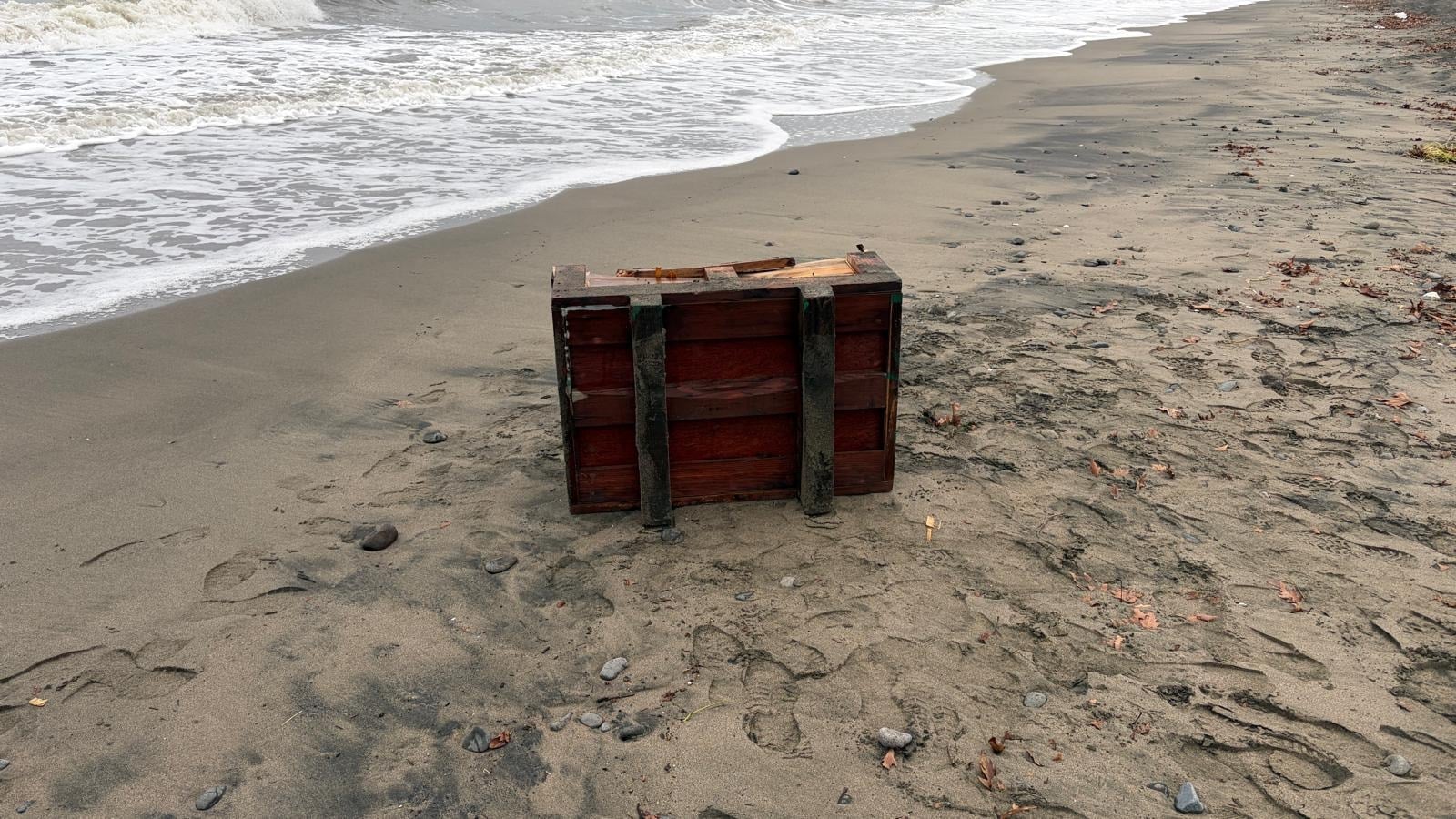 Sahile vuran sandığın üzerindeki yazı dikkat çekti