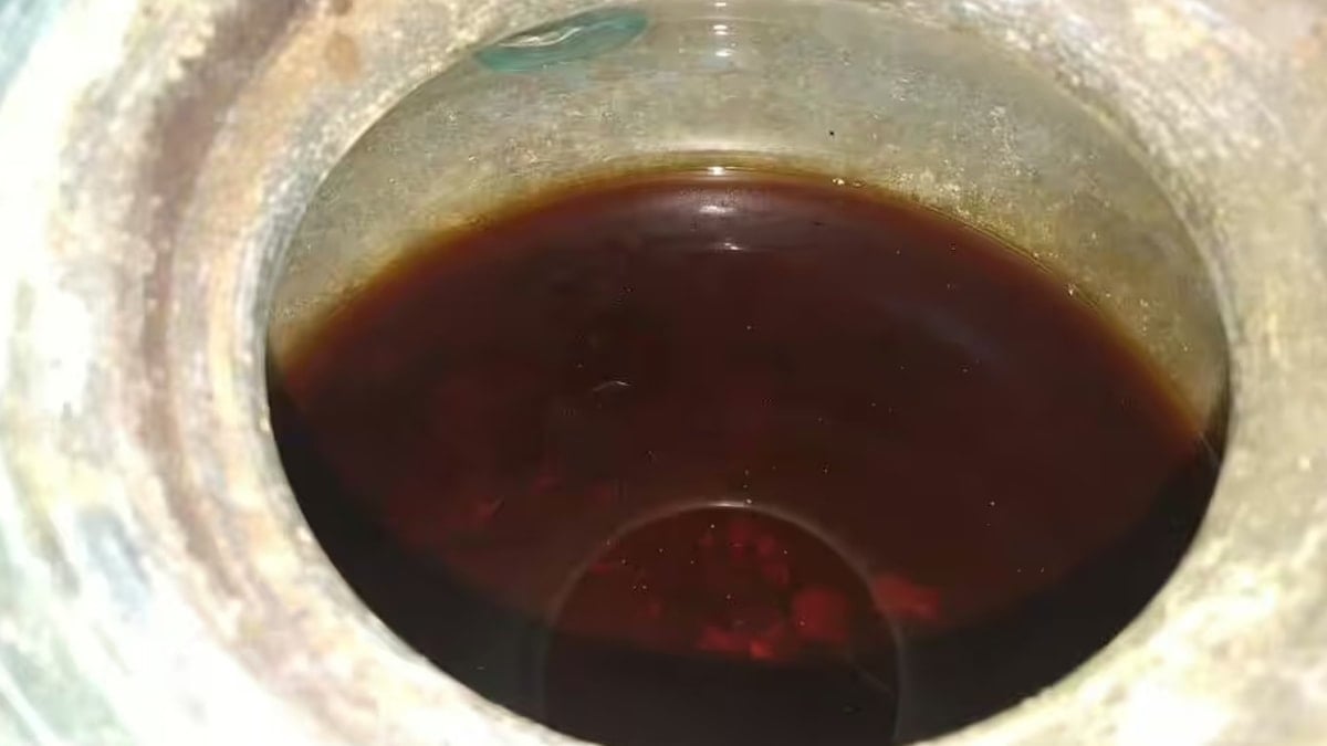 Dünyanın en eski şarap şişesini açtılar ama bunu görmeyi beklemiyorlardı