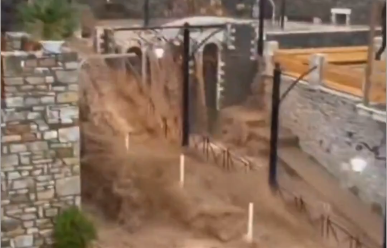 Yunanistan'ı sel götürüyor: Okullar kapatıldı, hükümet uyarı yaptı