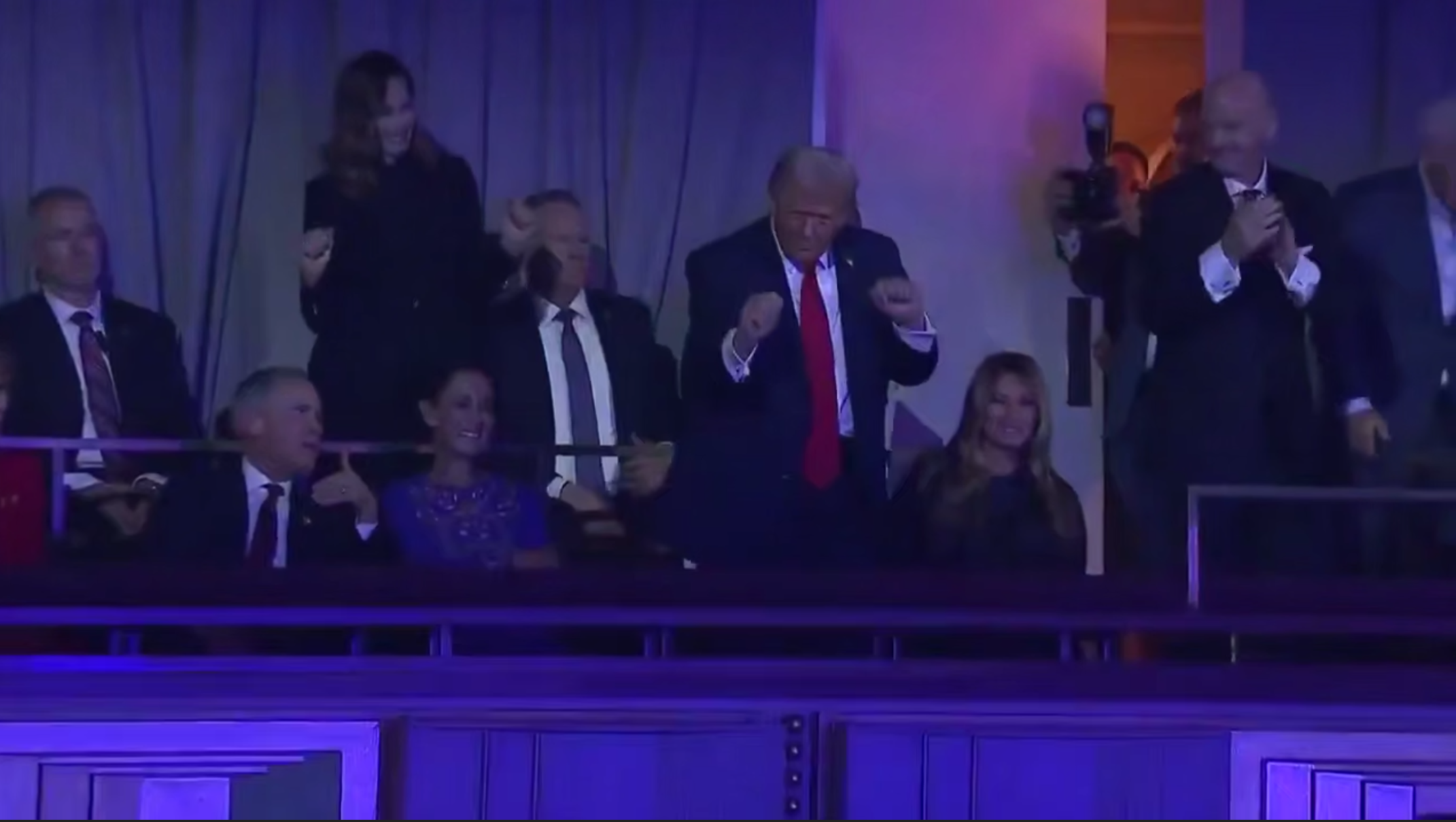 Trump, FIFA çekilişine dansıyla damga vurdu