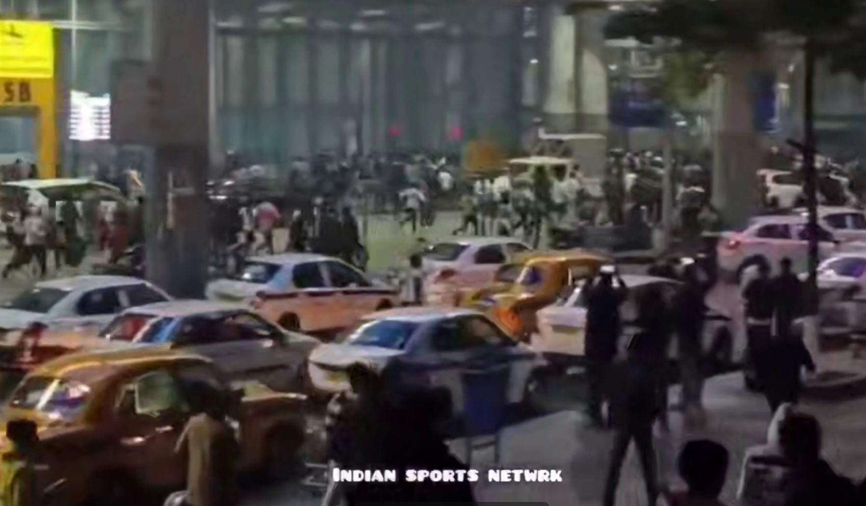 Messi haberini yüzlerce kişi havalimanına koştu