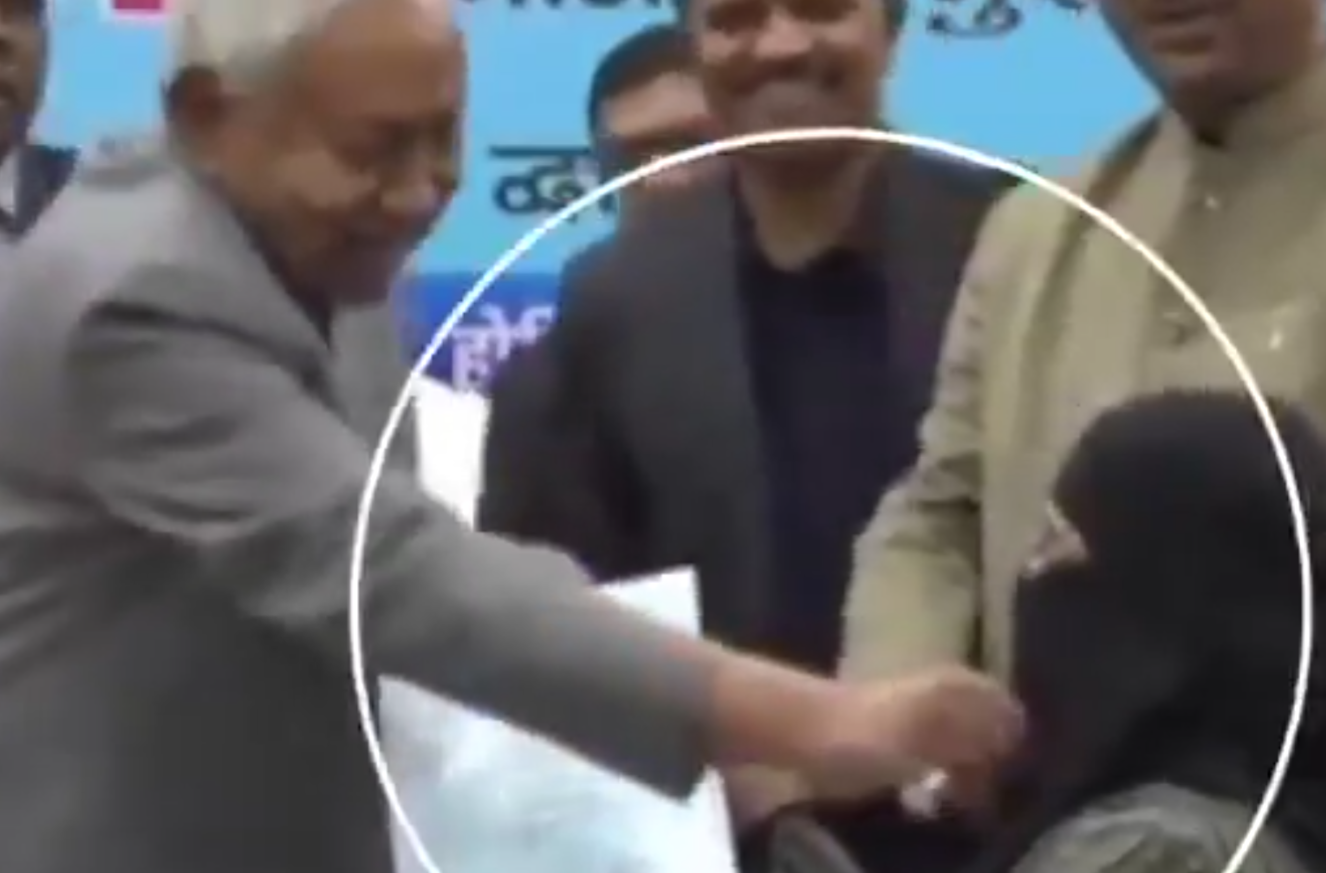 Müslüman kadının peçesini indirdi, ülke ayağa kalktı