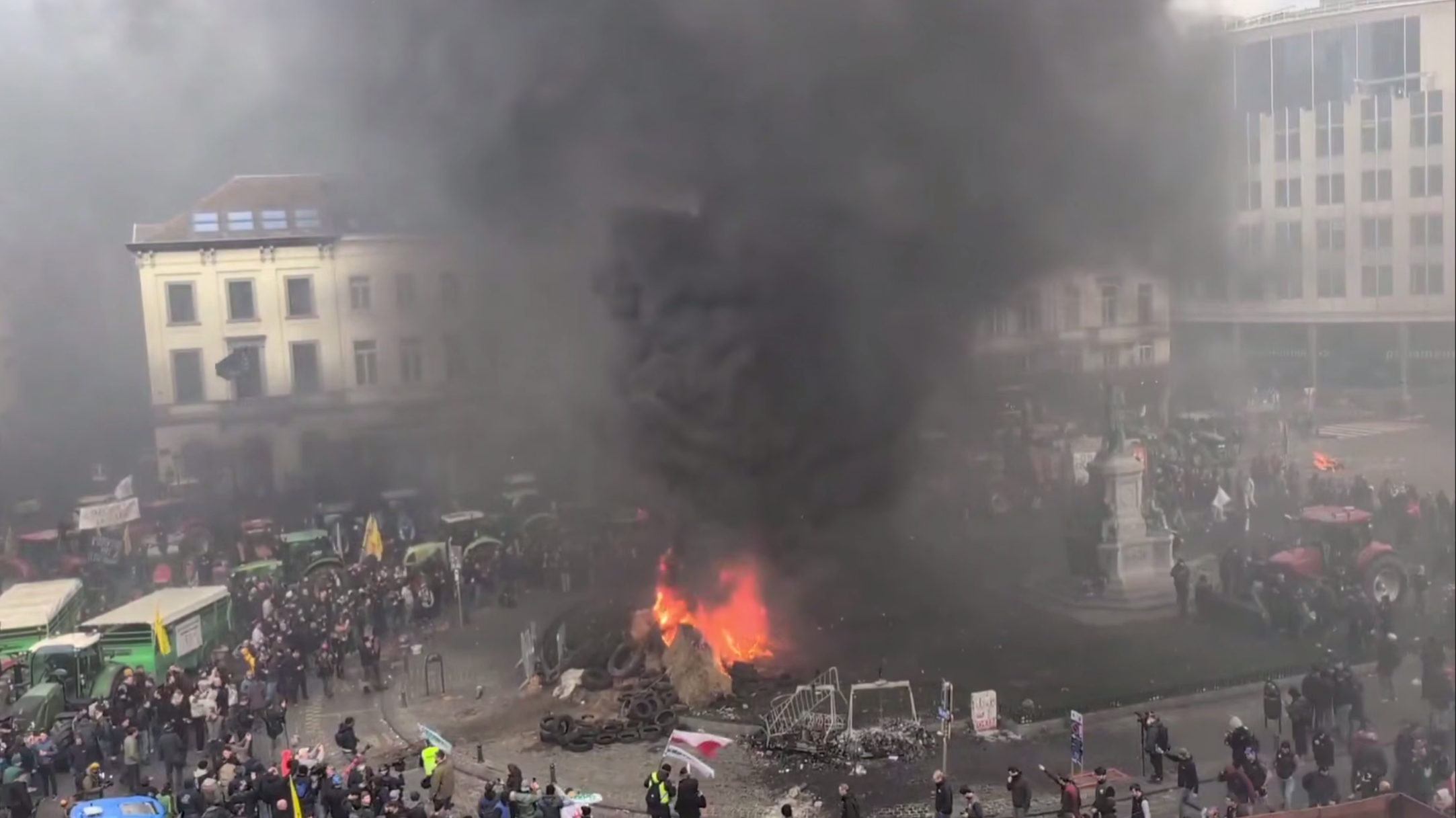 Avrupa'nın kalbinde 'patates savaşları': Polisin üzerine traktör sürdüler