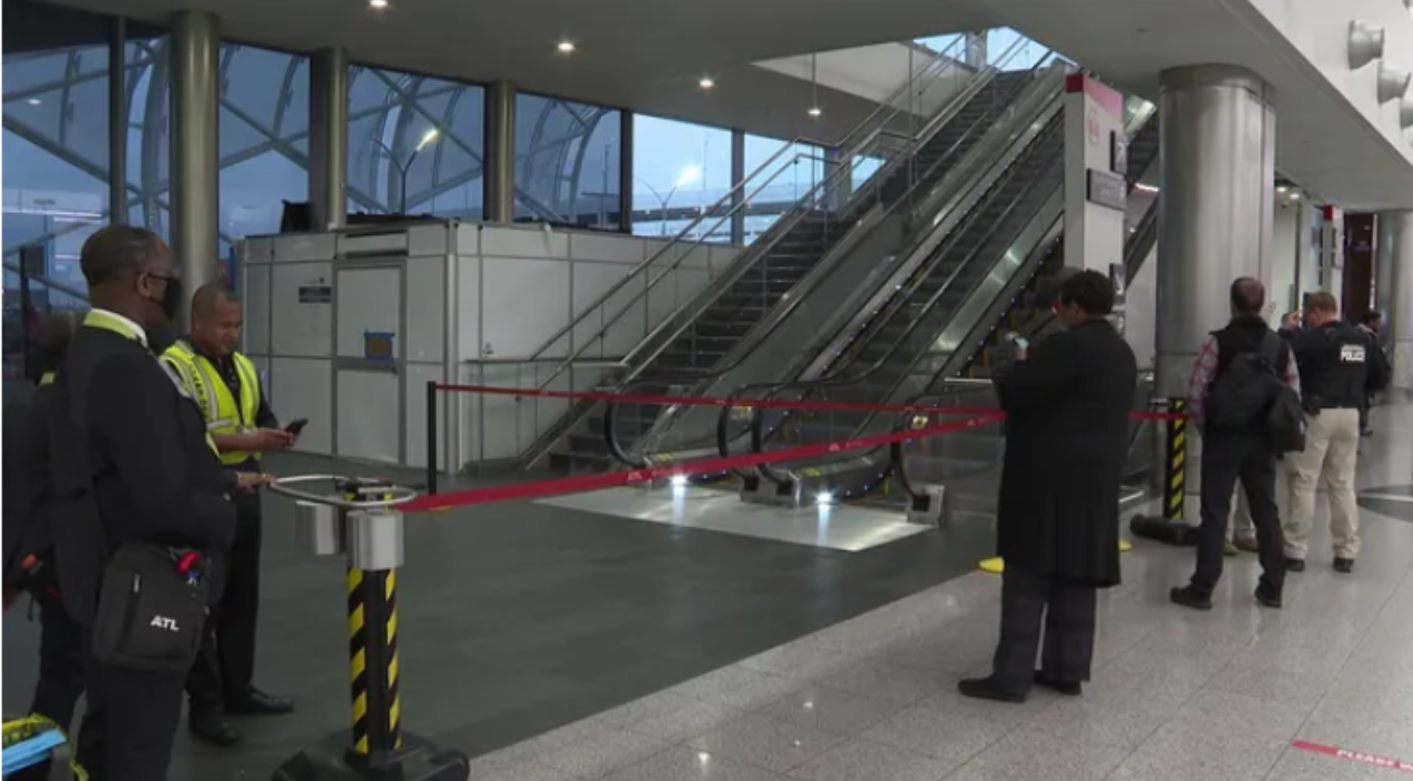 Havalimanının ortasında kendini vurdu, vatandaş silahı kapmak için yarıştı