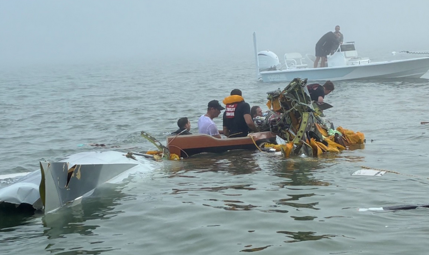 Ağır yanıkları olan çocuğu taşıyan ambulans uçak denize düştü