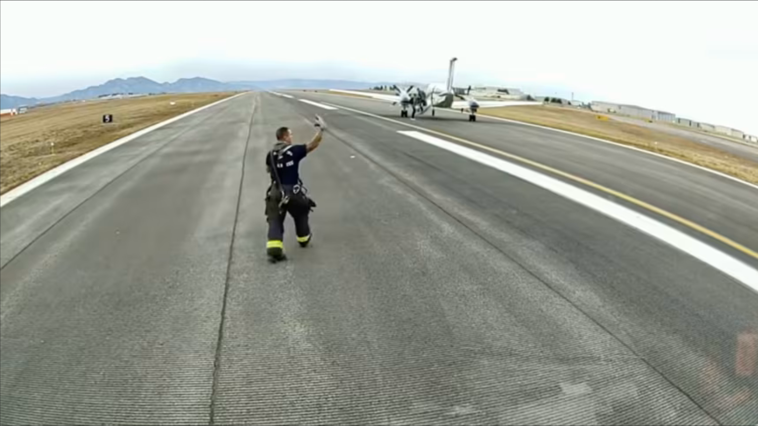 Havacılıkta bir ilk: Pilot 'bayıldı' Uçak kendini indirdi