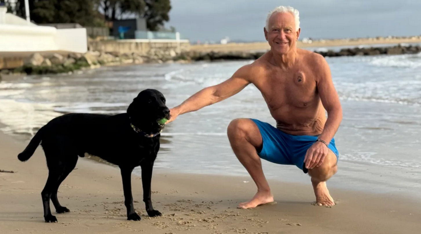 Sahilde kalp krizi geçiren adamı köpeği kurtardı