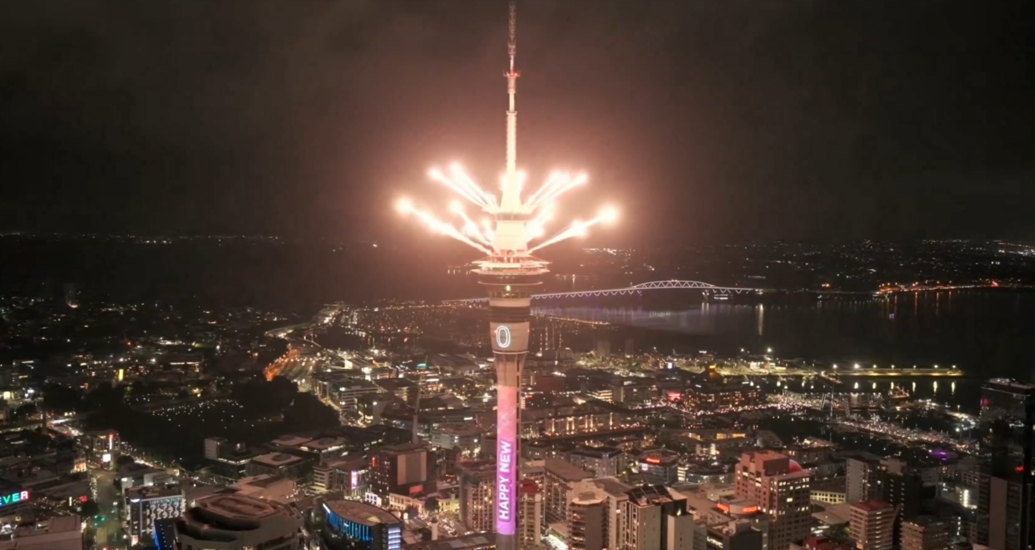 Yeni yıla ilk o ülke girdi: Ünlü kuleden havai fişek yağdı