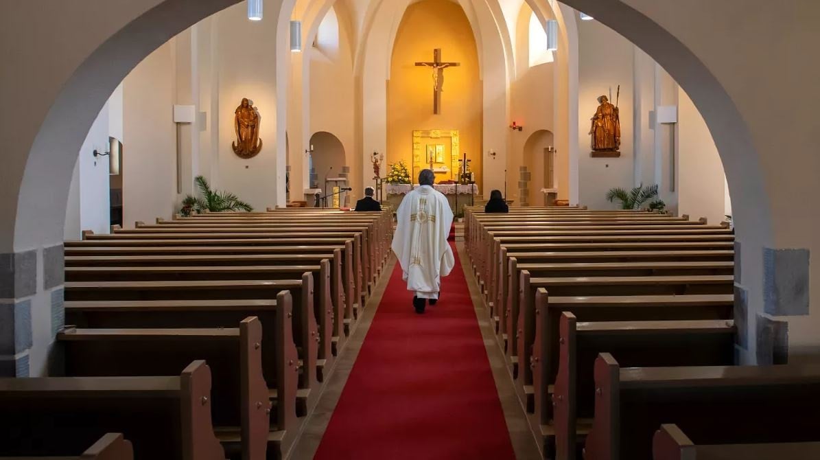 Hristiyanların en özel gününde kiliseyi soydular