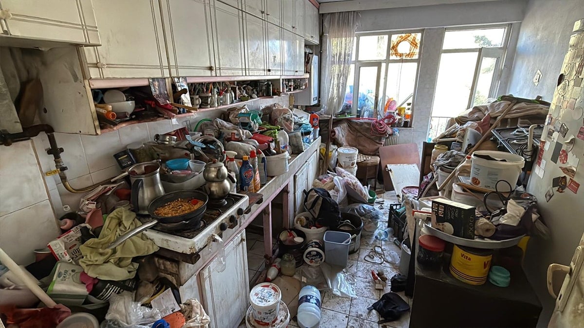 Karabük'te ev ve apartmanın bahçesinden 10 kamyon çöp çıktı