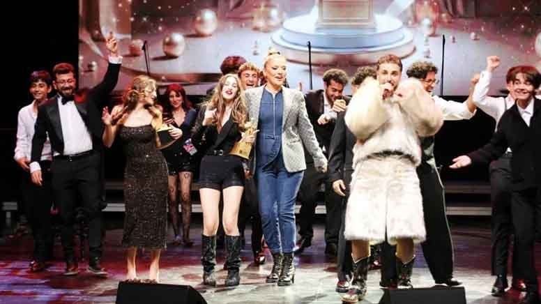 Ünlü rap'çinin kürkü ödül törenine damga vurdu: 'Tahtakale'den aldım'