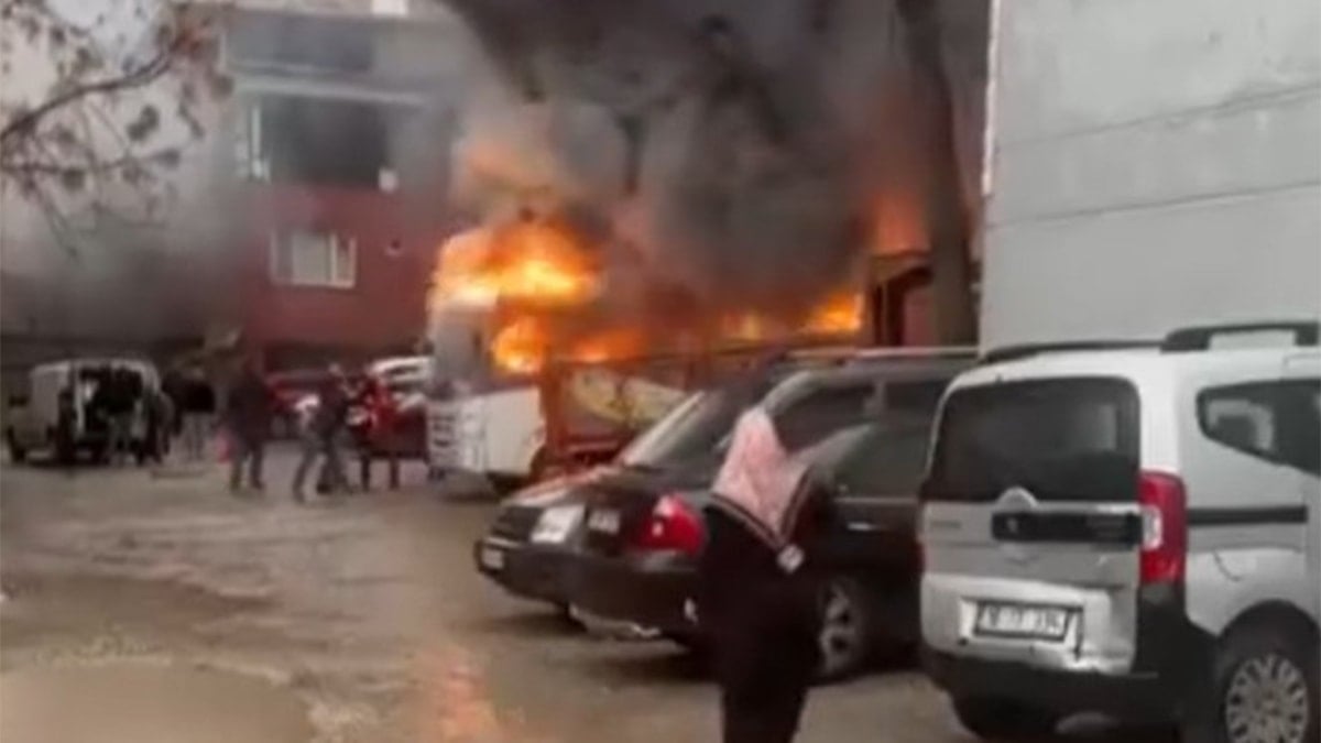 Park halindeki servis midibüsü alev alev yandı