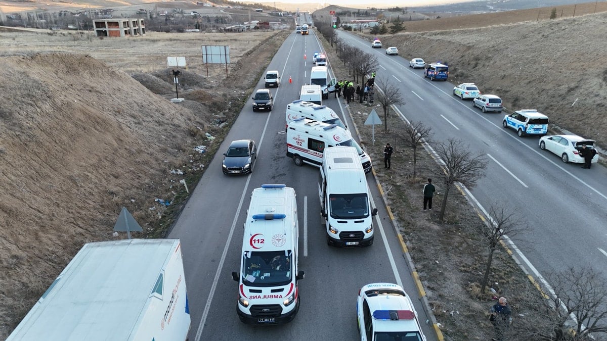 3 servis aracı birbirine girdi: 10 yaralı