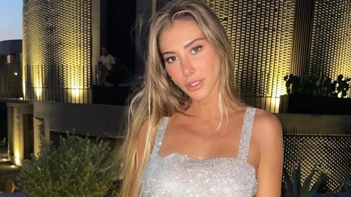 Hakkında yakalama kararı var, reklam paylaşımına devam ediyor