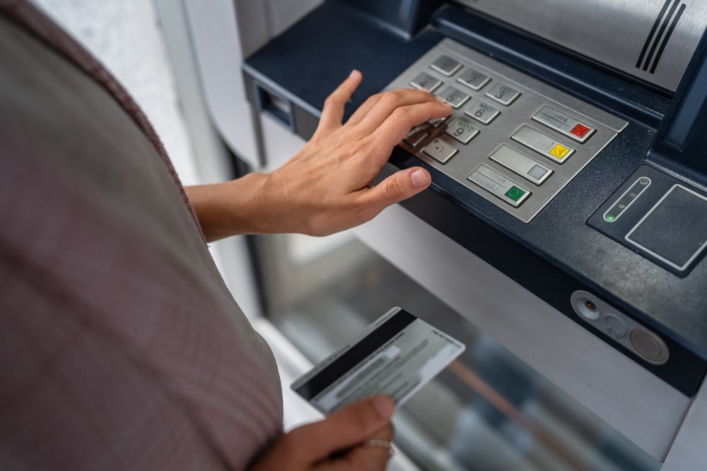 Meğer ATM’ye kartı sokmadan önce bu tuşa basmak gerekiyormuş