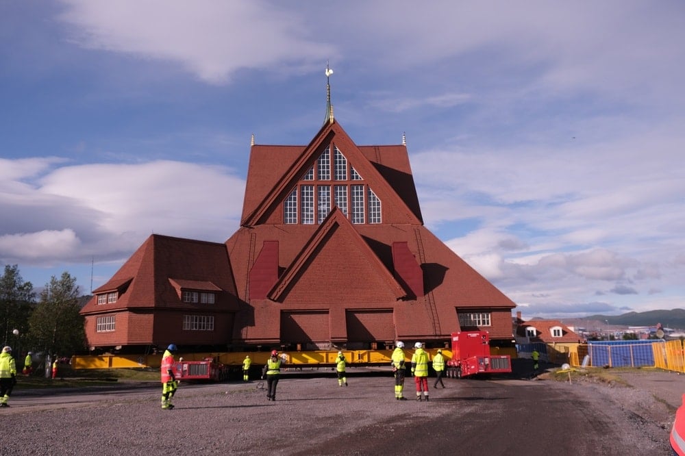 Kentin altından servet çıkınca, tüm kenti parça parça taşımaya başladılar