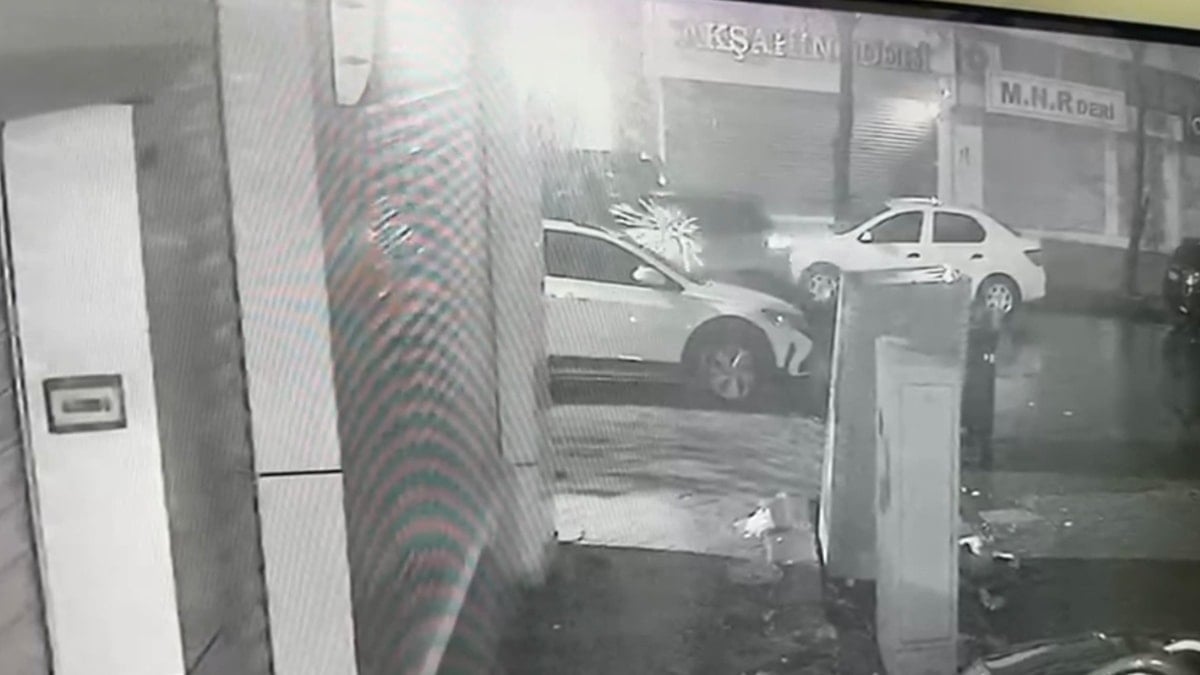 Uzun namlulu silahla park halindeki otomobile ateş açtılar