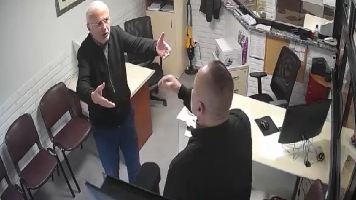 Şile’de oğlunun borcu için babasını tehdit edip iş yerine patlayıcı attılar