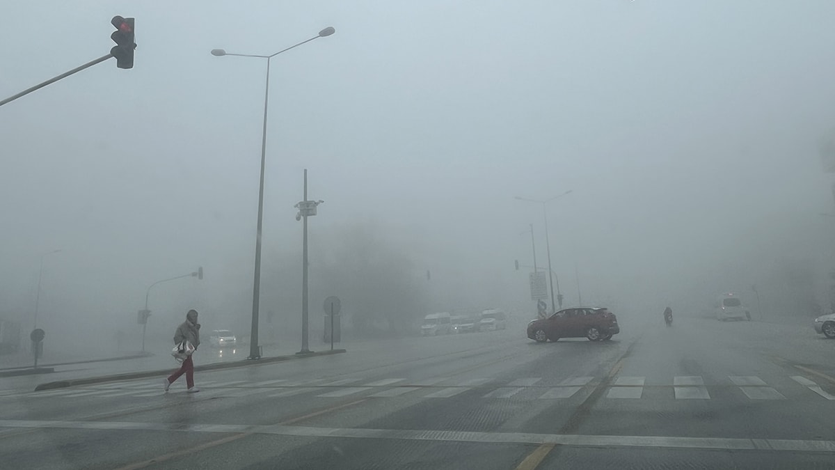 Denizli’de yoğun sis görüş mesafesini 30 metreye düşürdü