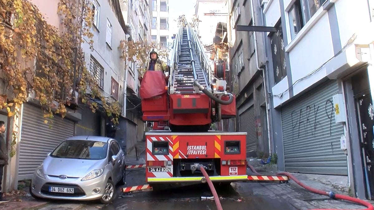 Şişli'de evinin yandığını gören kadın fenalaştı