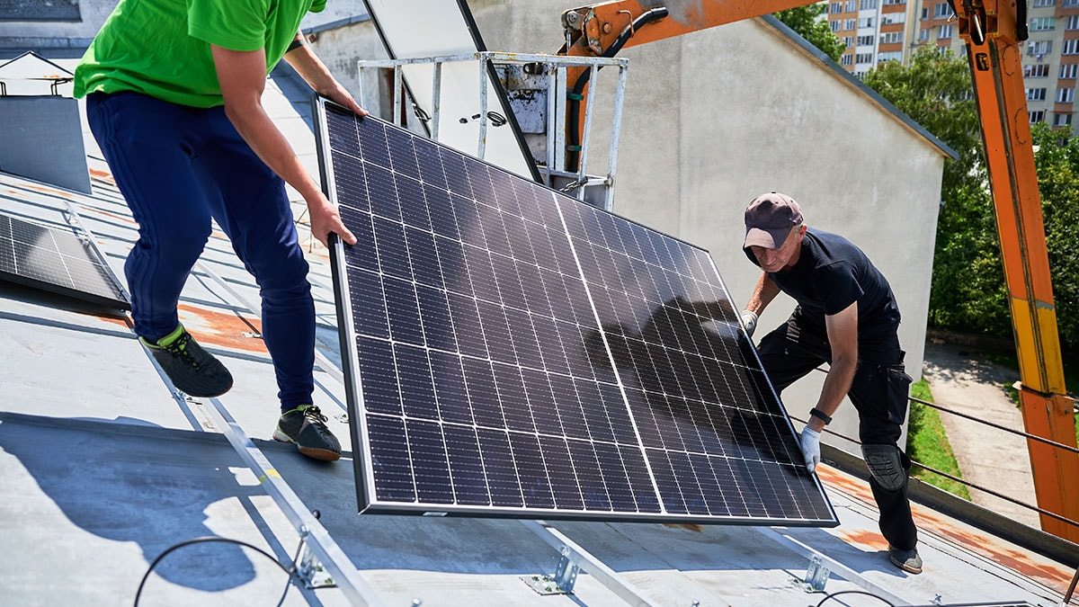 Güneş panellerini tek tek çöpe atıyorlar