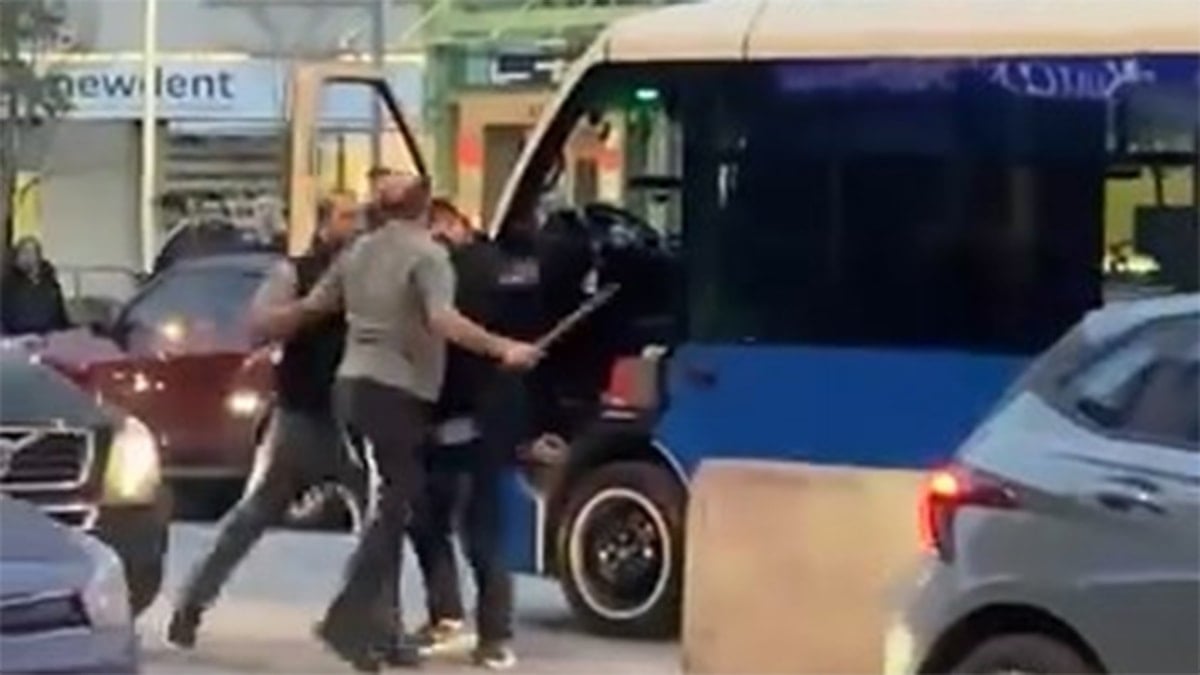 Trafikte sopalı kavga anbean kamerada