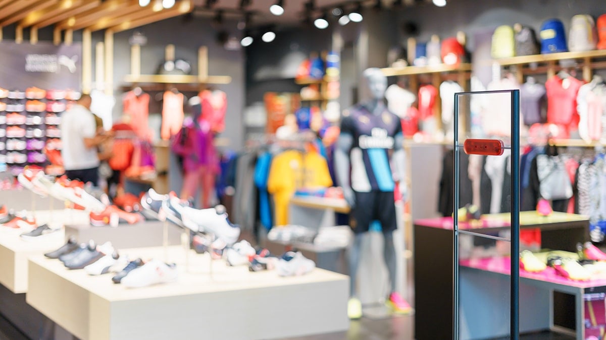 Genç futbol antrenörü spor giyim devini köşeye sıkıştırdı!