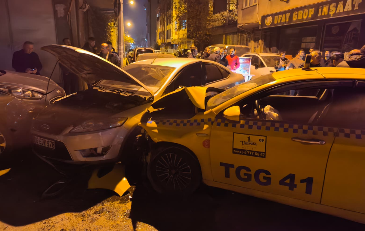 Sultangazi'de trafik kazası: 2 kişi yaralandı