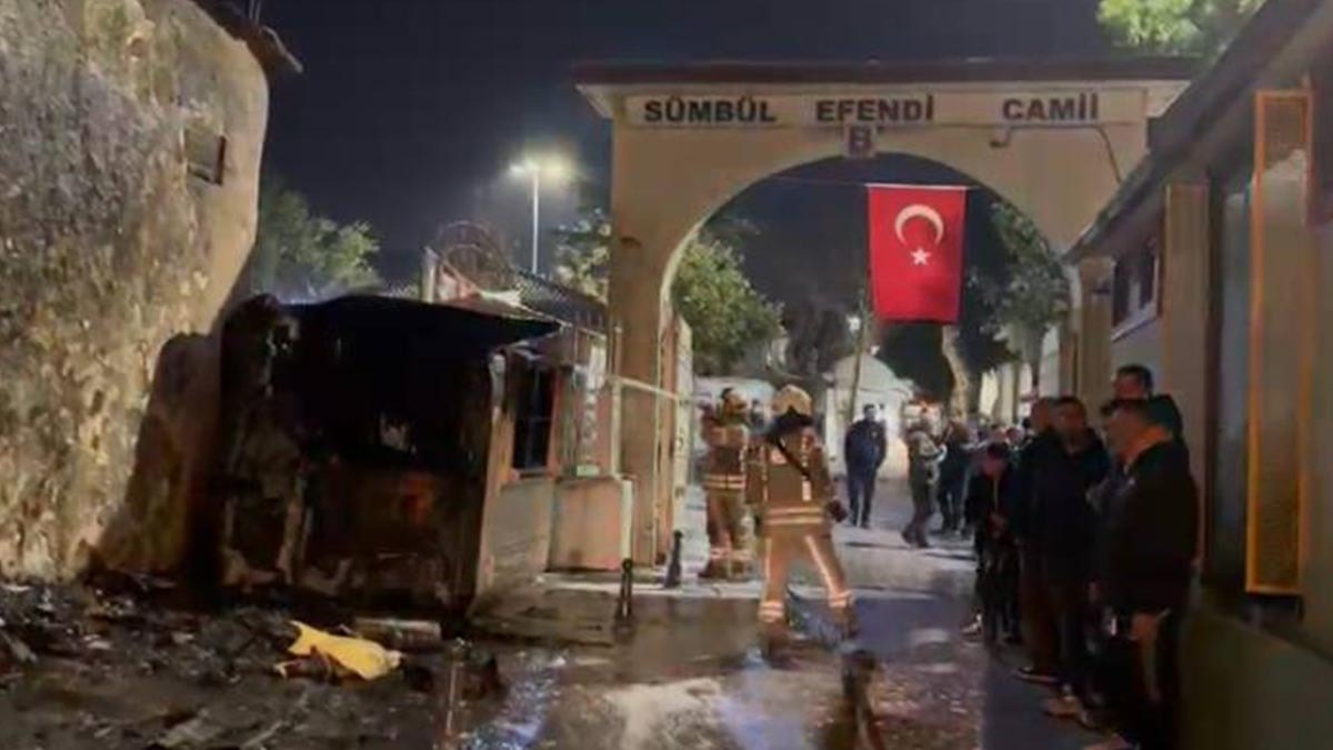 Fatih'te cami girişinde yangın çıktı