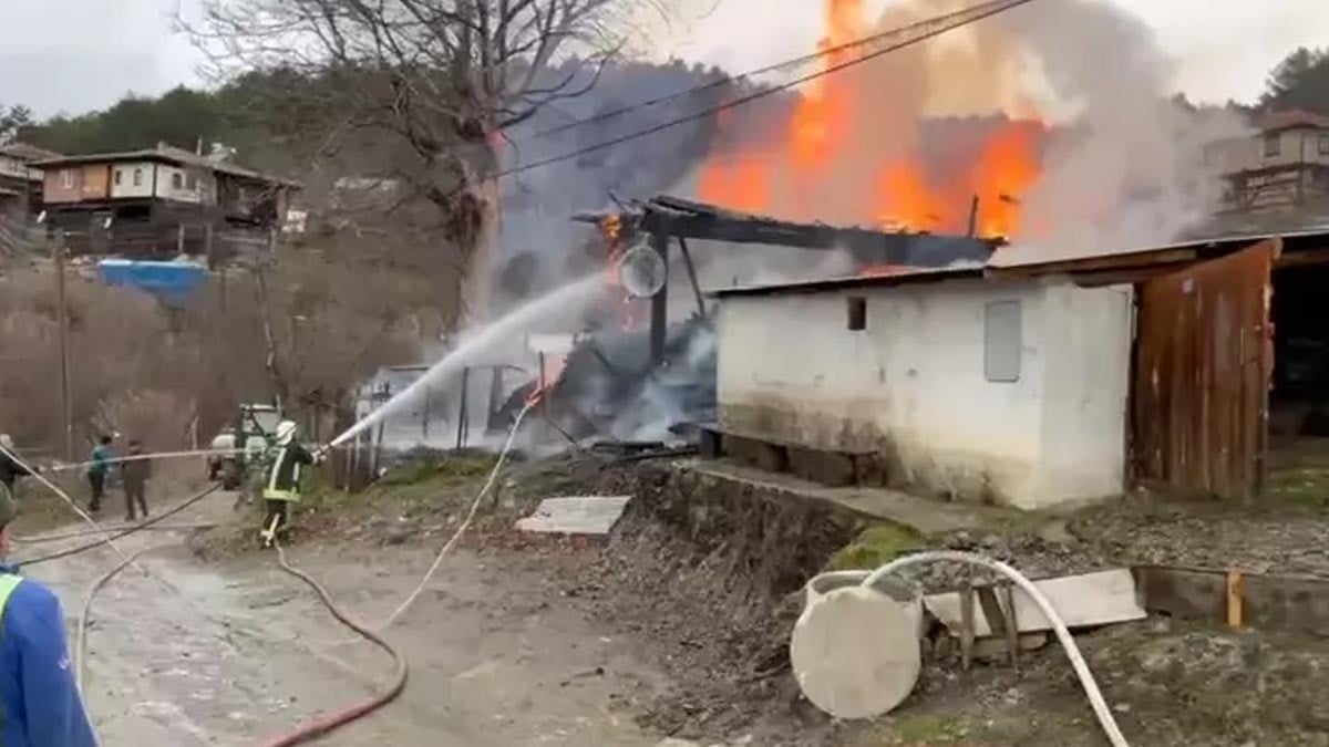 Kastamonu'da ahşap ev, yangında kül oldu