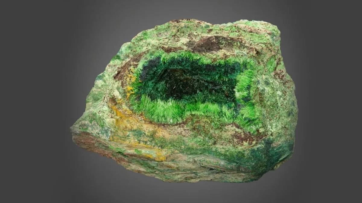 Dünyanın en tehlikeli taşı: Yeşil kristalleriyle büyülüyor ama riski büyük