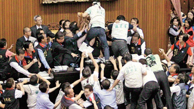 Tayland'da 16. kez meclis feshedi