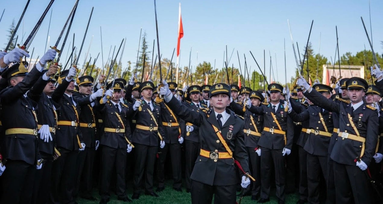 'Mustafa Kemal'in askerleriyiz' diyen bir teğmenin cezası daha mahkemeden döndü
