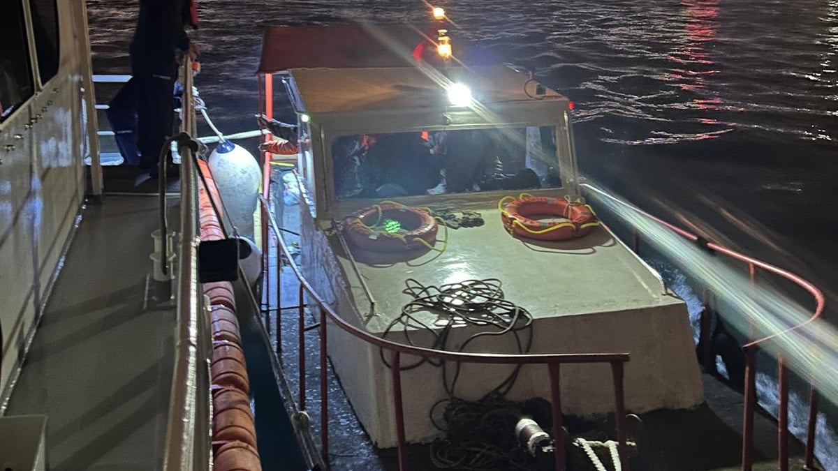 İstanbul Boğazı'nda sürüklenen tekne kurtarıldı: İçerisinde 6 kişi vardı