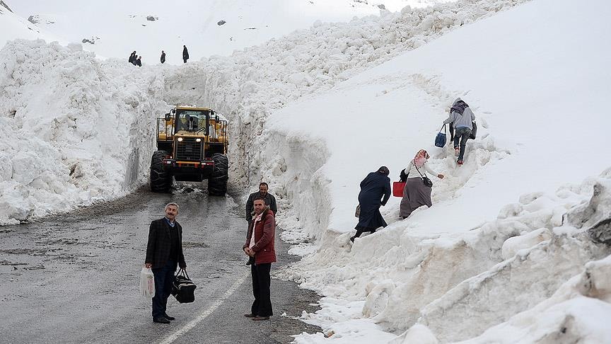 Karabet Geçidi yoğun kar nedeniyle ulaşıma kapatıldı
