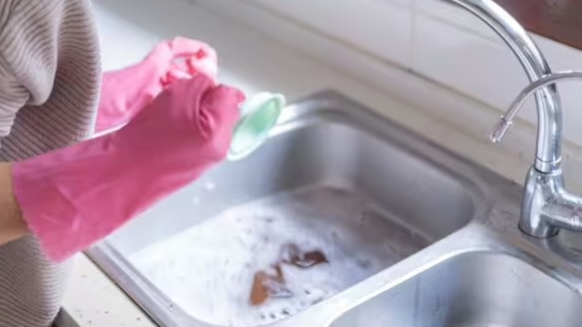 Tıkanan boruları anında açan mutfak malzemesi: Sirke ve kabartma tozu değil