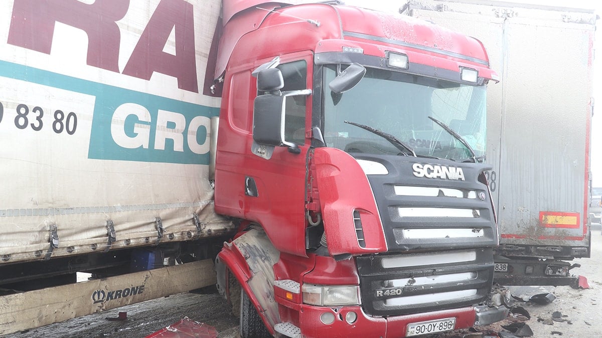 Ağrı'da yollarda oluşan buzlanmalar nedeniyle 2 TIR çarpıştı