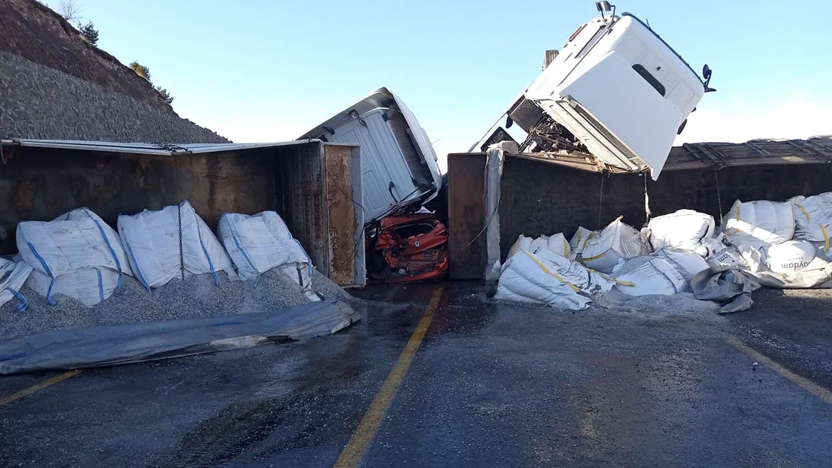 Ardahan’da buzlanma kazaya neden oldu: İki TIR ve otomobil çarpıştı