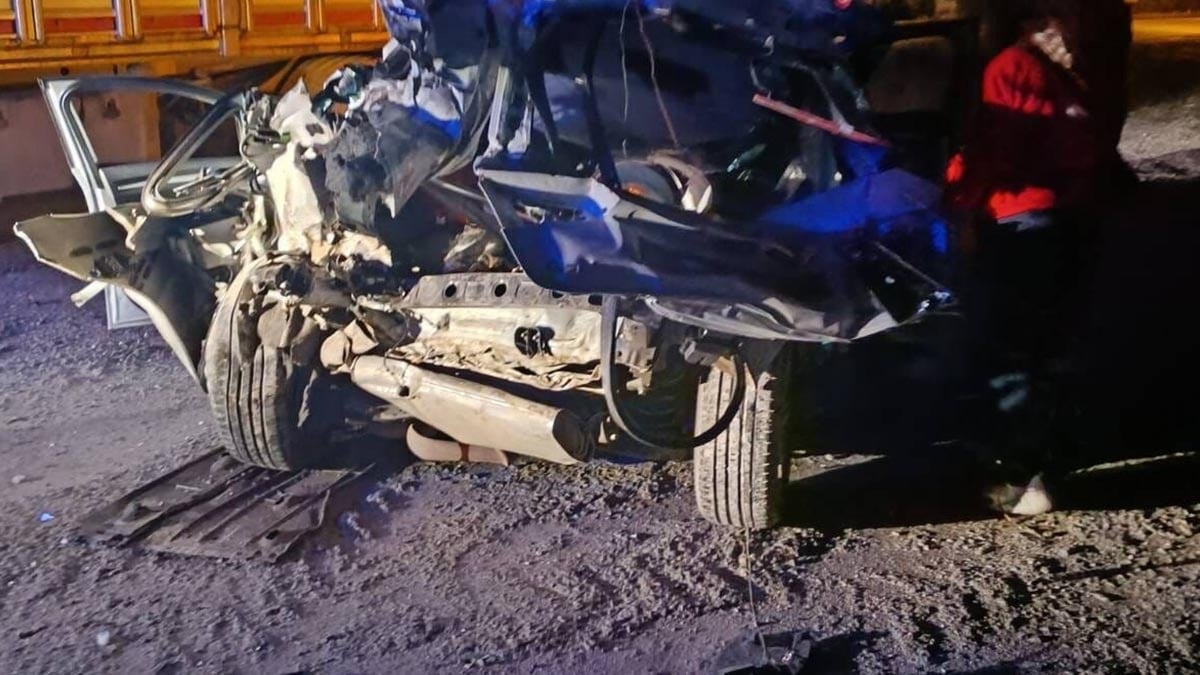 Park halindeki TIR’a çarpan otomobilde 1 ölü, 1 ağır yaralı