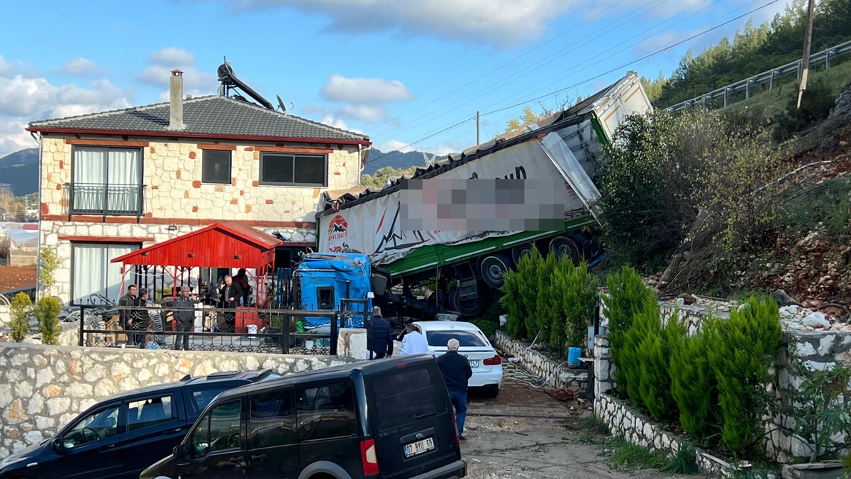 TIR yoldan çıktı, böyle durabildi