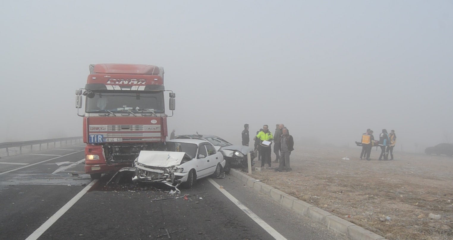 Sis kazaya neden oldu: TIR, kırmızı ışıkta bekleyen 4 araca çarptı