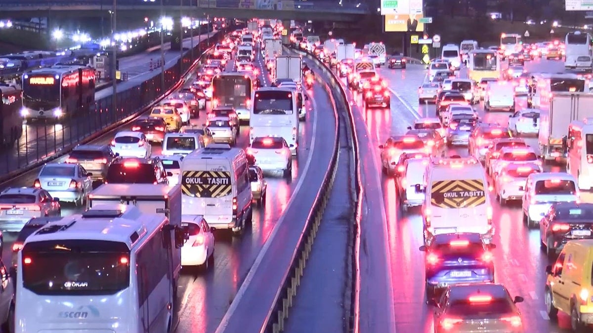 İstanbul'da trafik durma noktasına geldi! Her yer kırmızı...