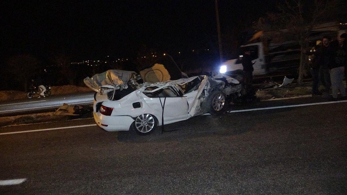 Park halindeki TIR’a çarpan otomobil hurdaya döndü
