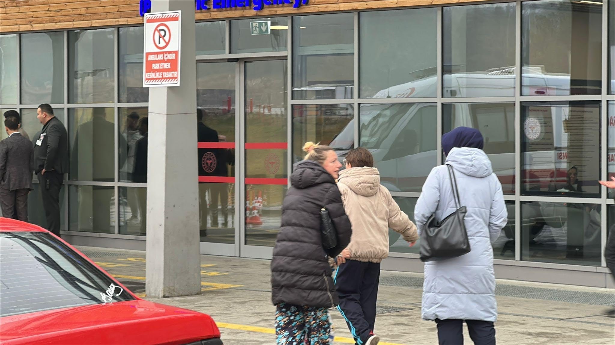 Bedava dağıtılan çikolatayı yediler, soluğu hastanede aldılar!