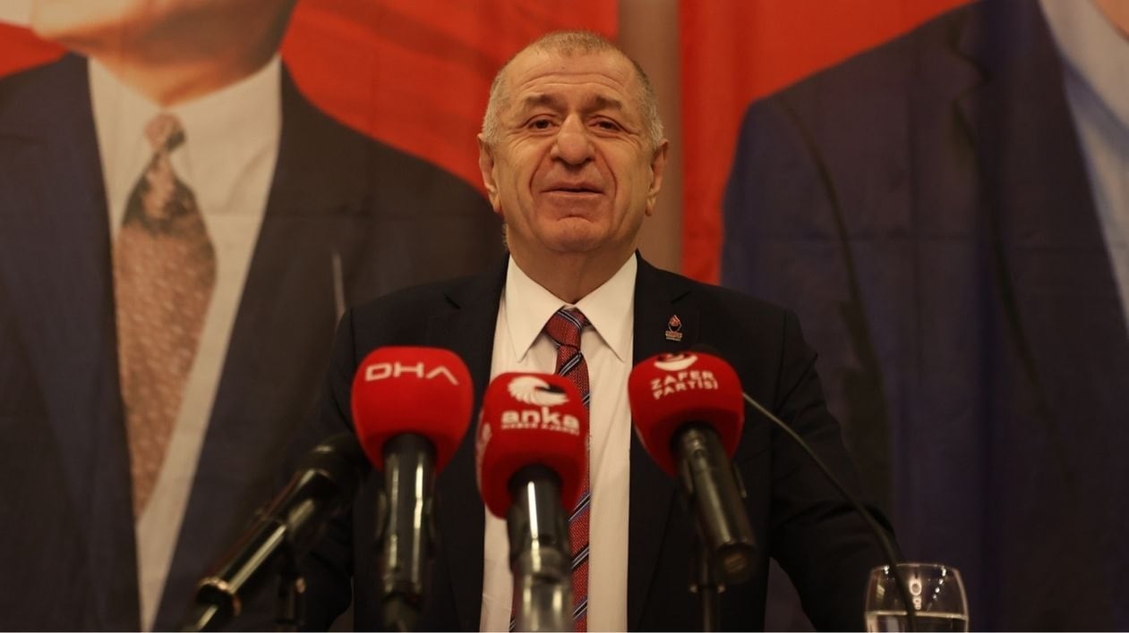 Ümit Özdağ'dan Türk bayrağının indirilmesine tepki