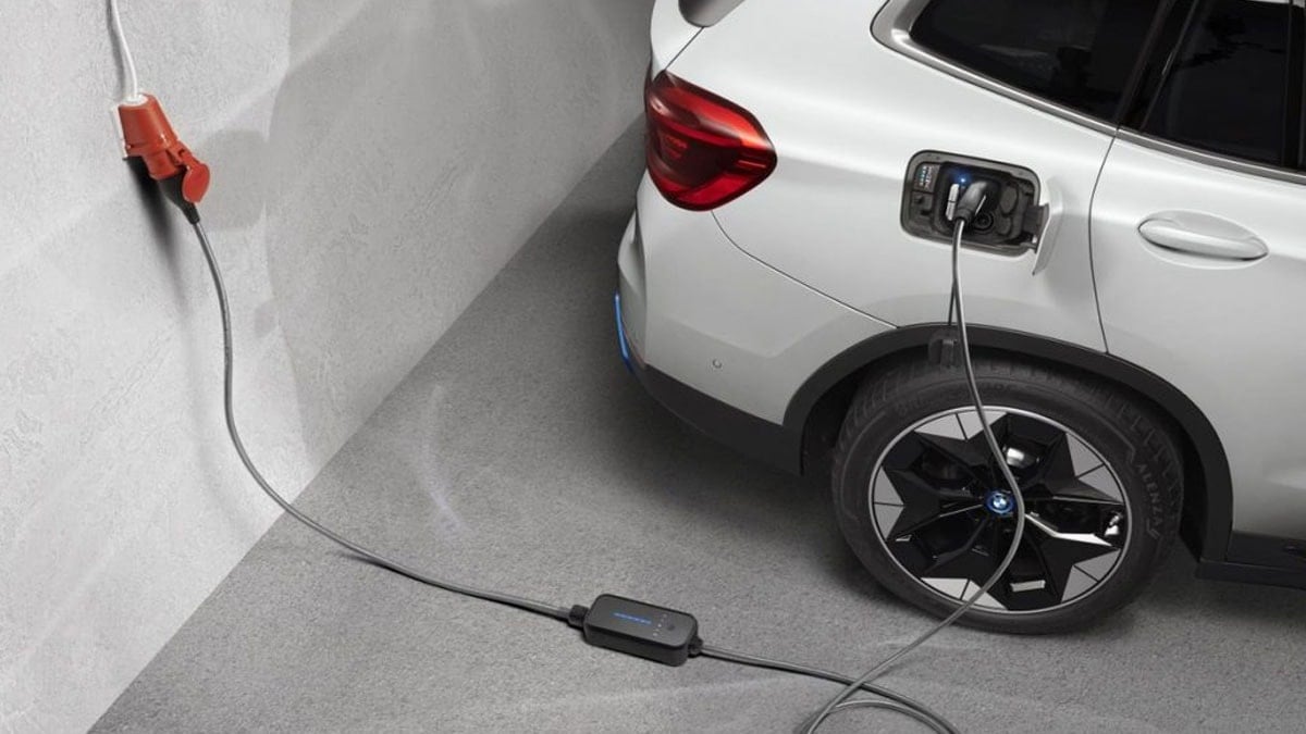 Elektrikli aracını böyle şarj eden yandı